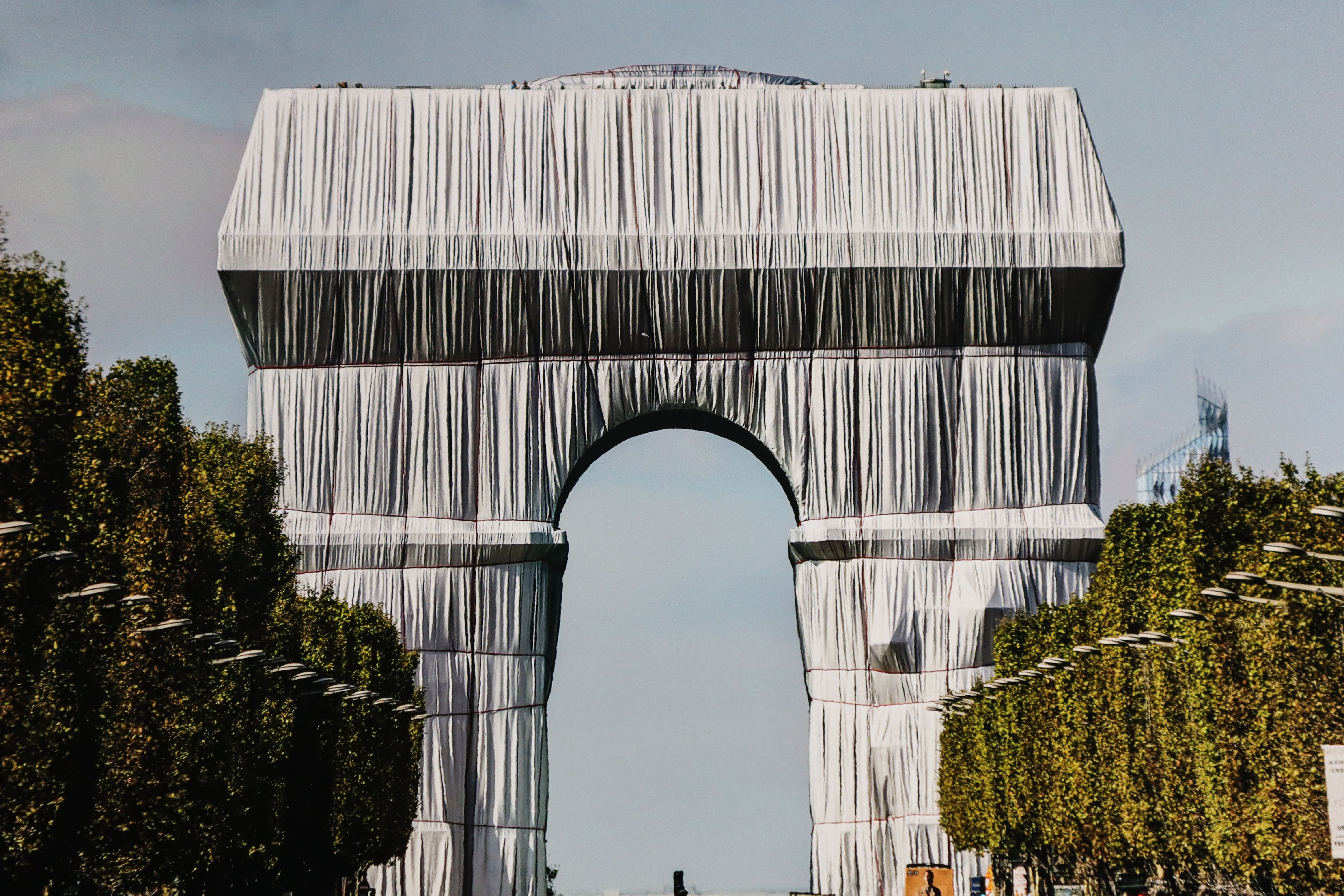 L'Arc de Triomphe, Wrapped, by Day by Christo